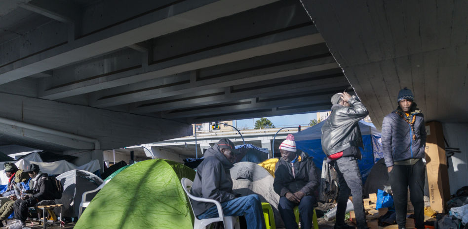Unas 60 personas desalojadas en Badalona han pasado la Nochebuena debajo del puente de la C31