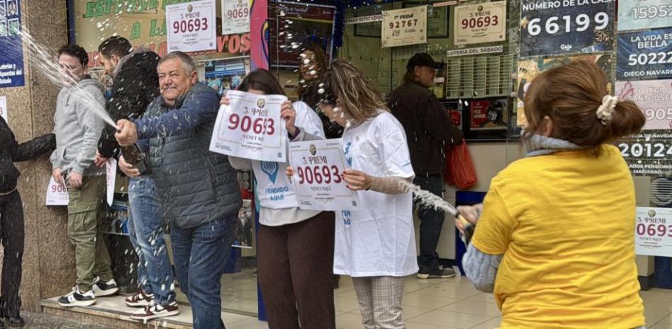 Los calvos de Sant Boi reparten un tercer y un cuarto premio de la lotería de Navidad