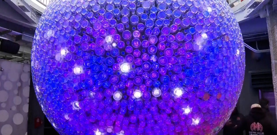 La bola de Nochevieja de Times Square recibe un nuevo 'look' de cristal