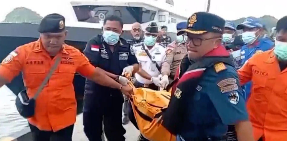 Hallan el cuerpo de la niña víctima del naufragio de un barco turístico con su familia en Indonesia