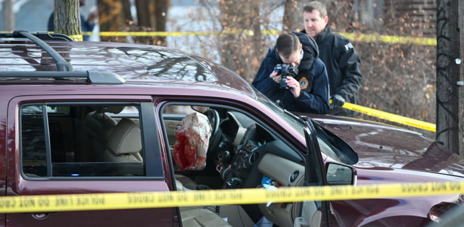 Trump balbucea ante unos reporteros y no sabe explicar su versión al ver el vídeo de los disparos en Minneapolis