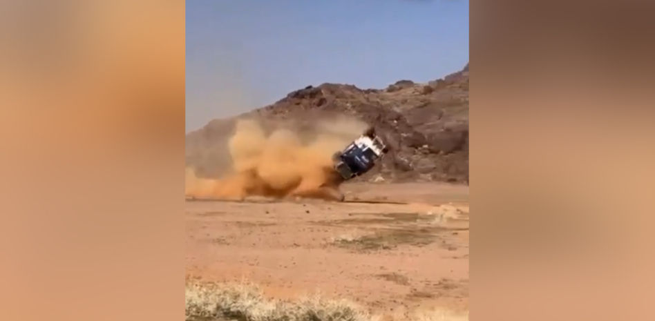 El presentador Jesús Calleja sufre un fuerte accidente en la quinta etapa del Dakar