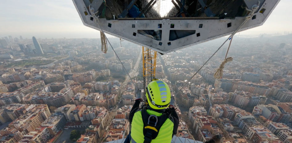 Así se está acabando la cruz de la Sagrada Família
