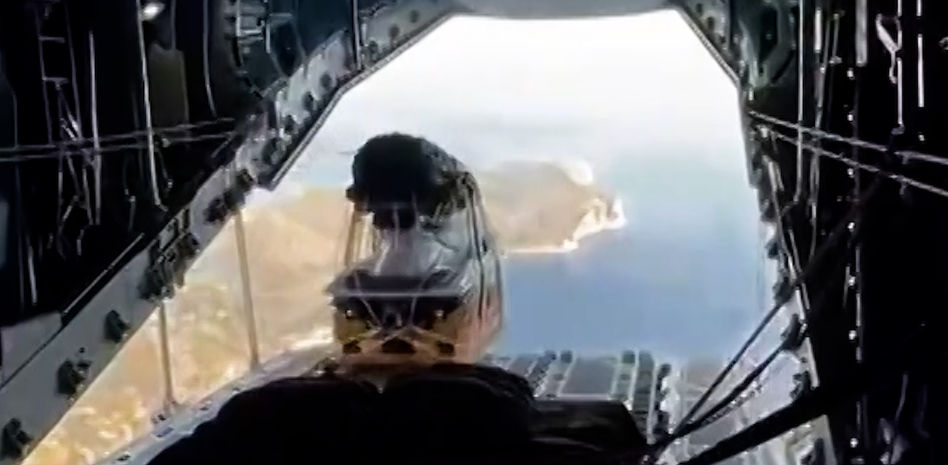 El Ejército del Aire lanza por primera vez una moto de agua desde un avión para una asistencia médica