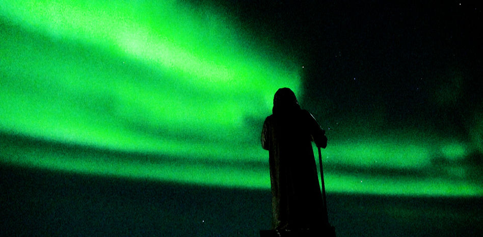 Una aurora boreal ilumina el casco antiguo de Nuuk (Groenlandia), un espectáculo único del Ártico