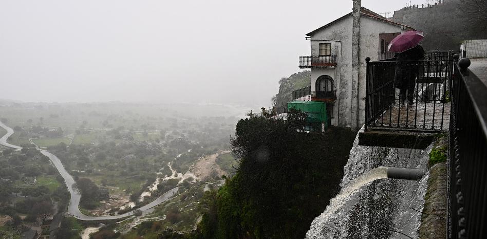 La Guardia Civil evacua a los vecinos de Grazalema (Cádiz) por las inundaciones