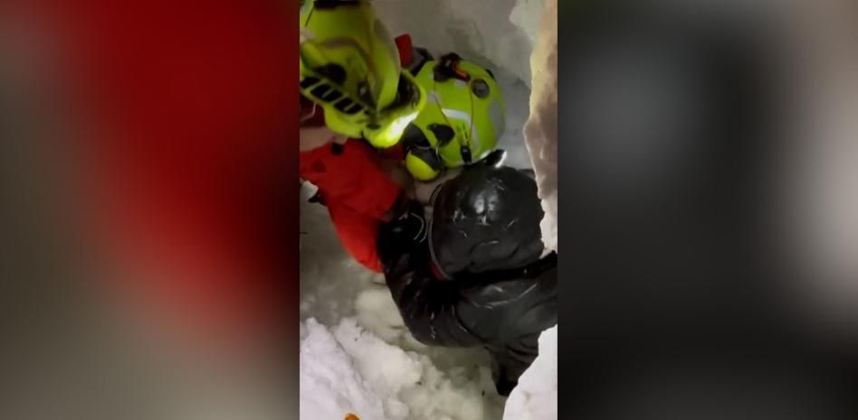 Rescatan con vida a un hombre sepultado bajo metro y medio de nieve en Italia