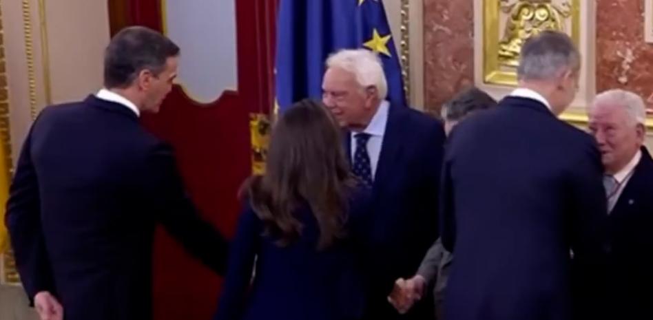 El tenso saludo entre Pedro Sánchez y Felipe González en el homenaje a la Constitución