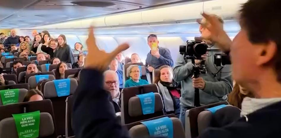 El Orfeó Català canta a 35.000 pies rumbo a su debut en Estados Unidos