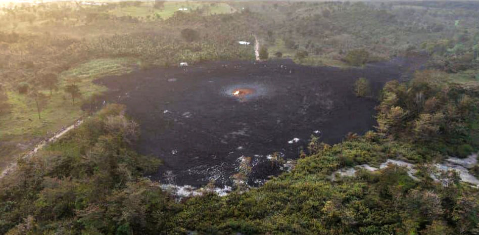Así ha quedado parte de un municipio tras la erupción de un volcán de lodo