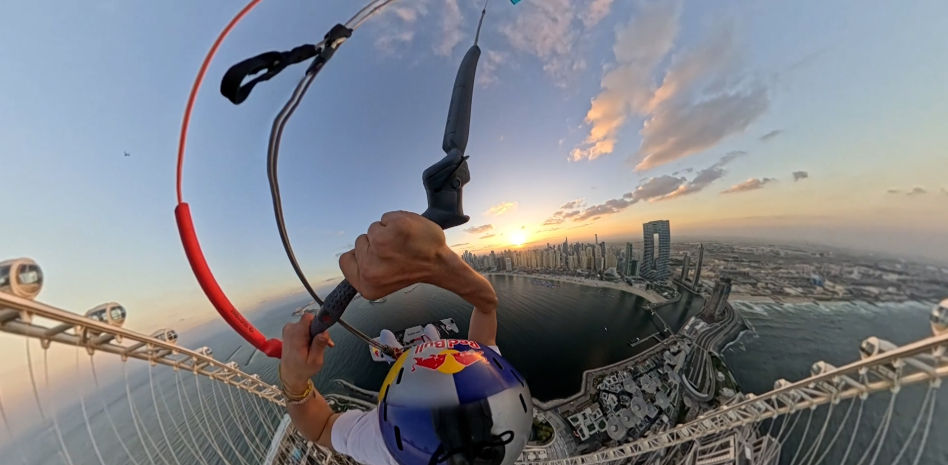 Principi se lanza con una cometa desde la noria más alta del mundo y bate dos récords mundiales
