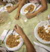 Uno de cada dos niños de Santa Coloma recibe una beca comedor este curso escolar