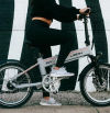 La bici eléctrica plegable que no tendrás que recargar en días