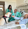 Enfermos paliativos o con pronóstico incierto reciben la visita de sus perros en el hospital
