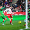 Un golazo de Vanat brinda el “aprobado raspado” al Girona