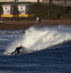 Pasión por el surf en las playas de Barcelona en pleno temporal