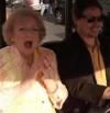Betty White, de 'Las chicas de oro', celebra su 93 cumpleaños con una 'flashmob'