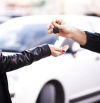No sé si es mejor comprar el coche al contado o financiarlo: un experto te explica cómo valorarlo