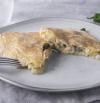 Tortilla de calabacín con queso de cabra y pimientos del padrón: receta