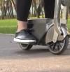 El patinete eléctrico plegable que cabe en una mochila o en un bolso