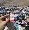 Vertedero gigante de ropa usada y restos de serie en el desierto de Atacama