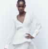 El vestido blanco de Zara con efecto vientre plano perfecto para el entretiempo