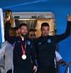 Miles de aficionados argentinos reciben a los campeones a su llegada a Buenos Aires