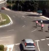 El error que no debes cometer cuando circula un grupo de ciclistas por una rotonda
