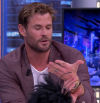 ¿Qué frase le escribió Elsa Pataky a Chris Hemsworth en la mano para su visita a 'El Hormiguero'?