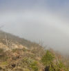 El arco de niebla surgido de la montaña en Pinós