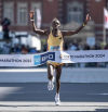 El keniano Kipruto gana el maratón de Tokio y Kipchoge acaba décimo