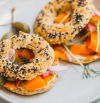 Aprende a preparar unos bagels caseros y rellénalos con tus ingredientes favoritos