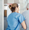 Cuánto gana un auxiliar de enfermería y cuál es la diferencia de sueldo en estas 6 ciudades de España
