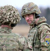 El príncipe Guillermo, en uniforme militar durante la visita a las tropas británicas en Estonia