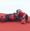Marc Márquez es humano: se cae y regala la victoria a Bagnaia y el liderato a Àlex