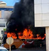 Un autobús arde frente al hospital de Palamós sin causar heridos