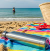 La solución más original para que no te roben en la playa y mantenerte hidratado (todo en uno)