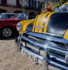 Los emblemáticos coches antiguos de Cuba desfilan por las calles de La Habana