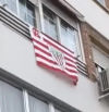 Coloca una bandera del Athletic en Madrid y le invitan a retirarla: ”¿El rojo y el blanco no están aceptados?”