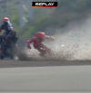 Marc Márquez se rompe los ligamentos de la clavícula derecha en una aparatosa caída