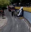 Un coche se precipita en la rambla del Carmel dando marcha atrás