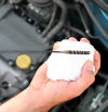 El truco de un mecánico para saber cuándo hay que cambiar el aceite del coche: “Si la mancha es homogénea, está en buen estado”