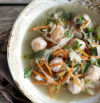 Sopa juliana con albóndigas de pollo, una receta fácil y reconfortante para los días fríos