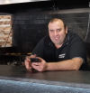 Vicente Nicolau, propietario de un bar: “El margen en hamburguesas puede alcanzar el 45 %; las compras por 3 euros y las vendes por 14”