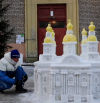 Un escultor crea una réplica en nieve de la antigua catedral de San Petersburgo