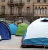 Activistas acampan en la plaza Sant Domènec de Manresa contra el desahucio de un edificio ocupado