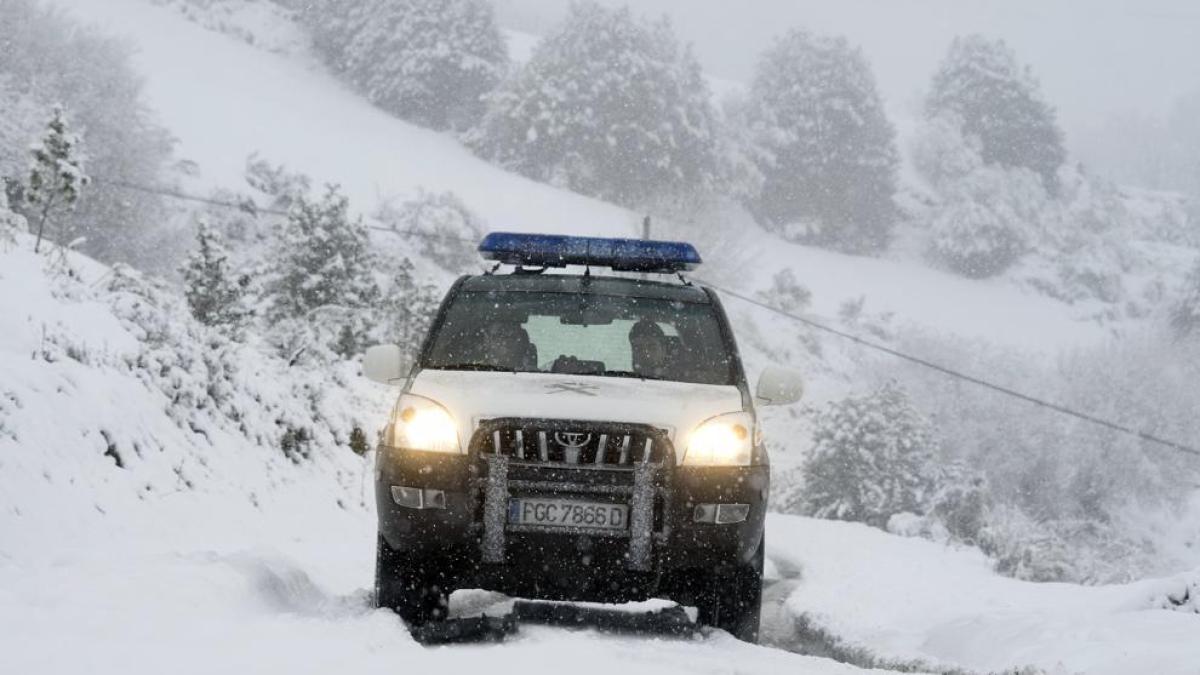 Se queda atrapada con sus hijos en una carretera cerrada por nieve y tras la negativa de su seguro le rescata la Guardia Civil