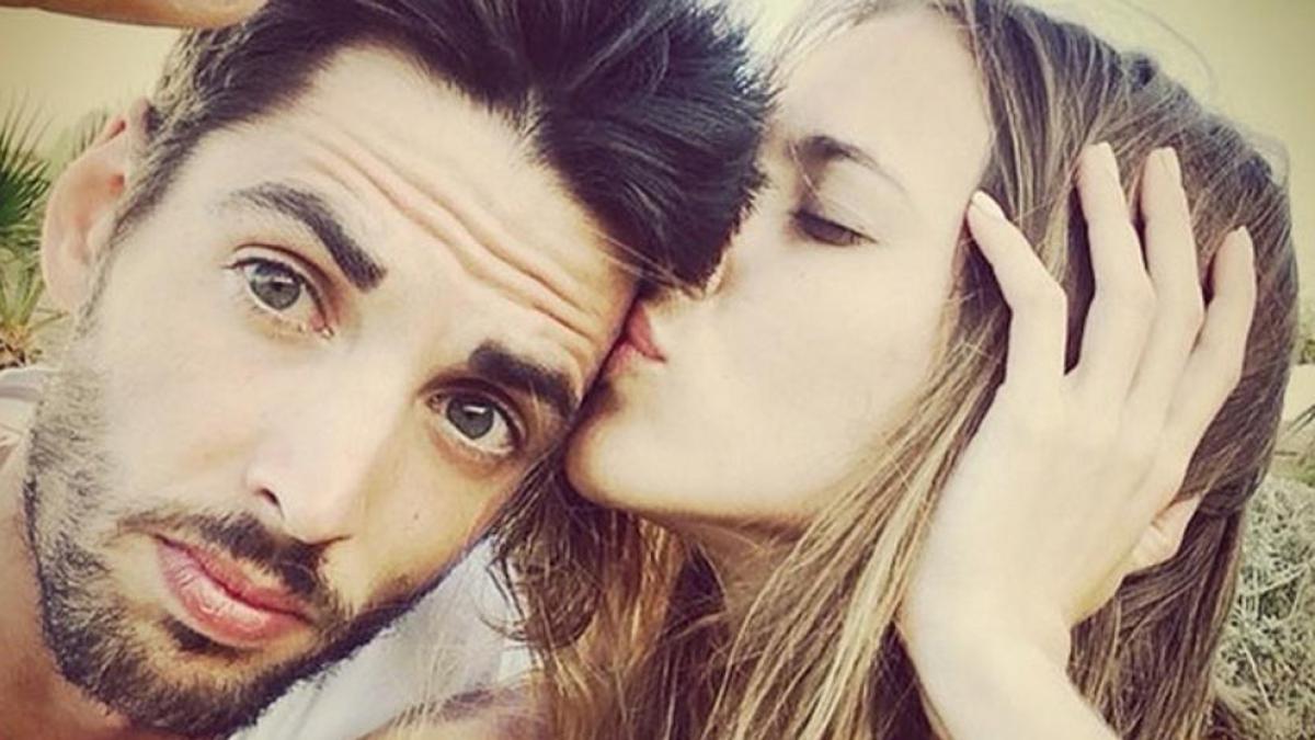 El desgarrador comunicado de Ana Fernández en el 10º aniversario de la muerte de su pareja, Santi Trancho, el cámara de Frank Cuesta: En la vida de cada uno se quedan como congelados