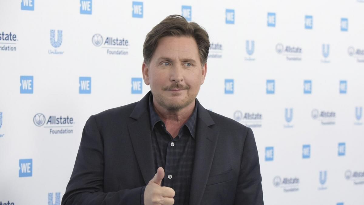 Emilio Estévez niega ser antivacunas y dice que su salida de una serie de Disney+ es por una disputa contractual