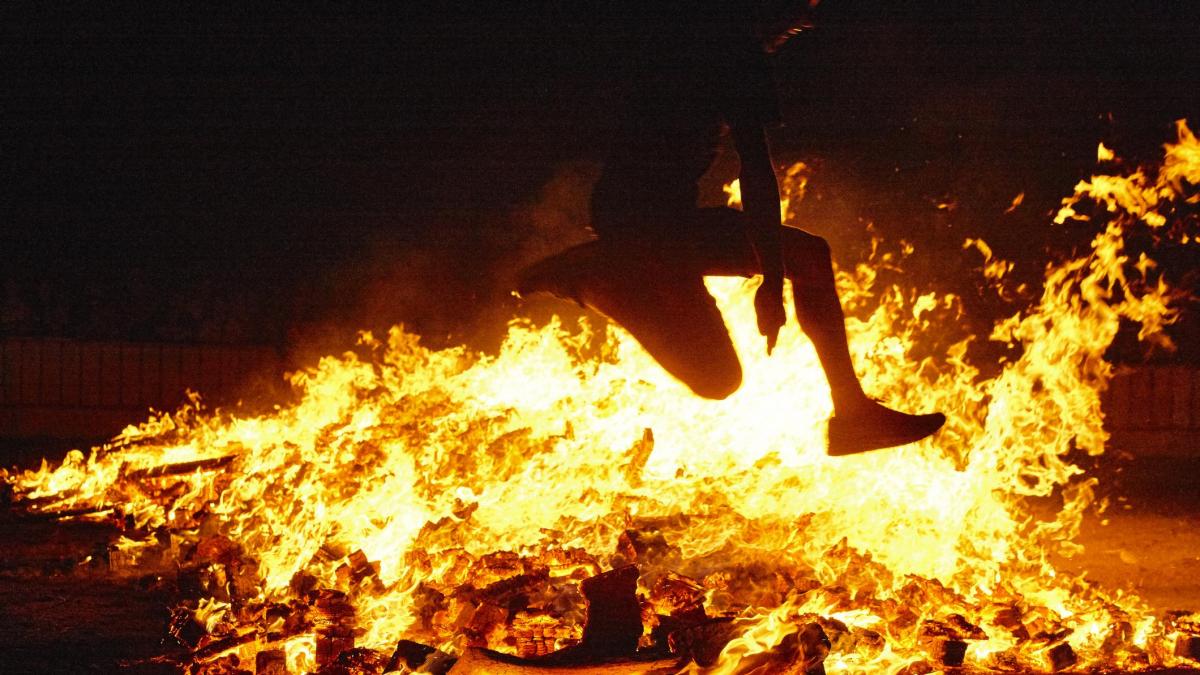 BBVA: instrucciones para saltar la hoguera de Sant Joan